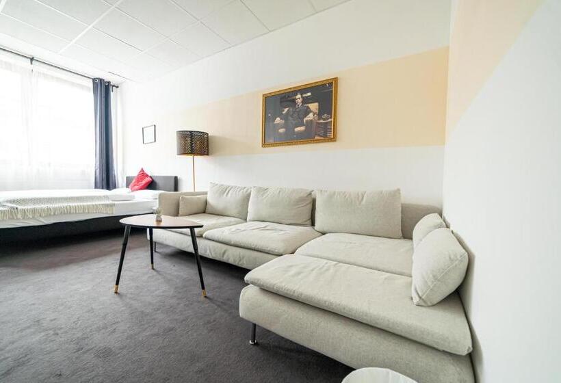 Full House Hotel Nürnberg   Shared Bath & Kitchen