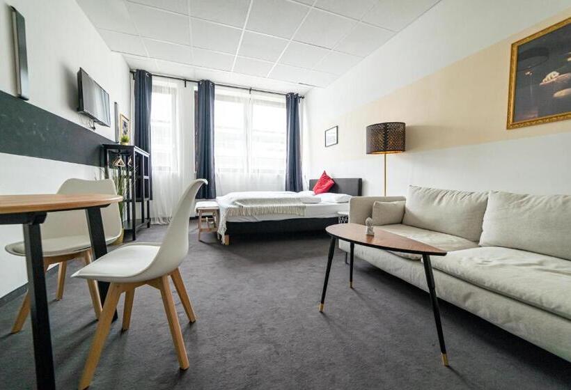 Full House Hotel Nürnberg   Shared Bath & Kitchen