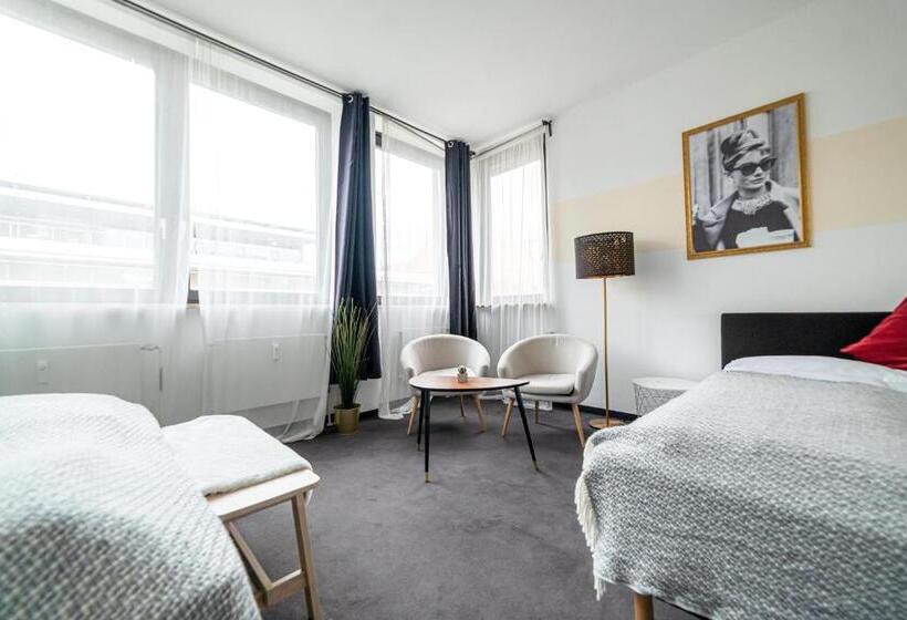 Full House Hotel Nürnberg   Shared Bath & Kitchen