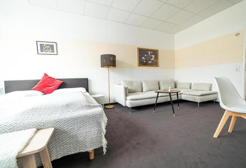 Full House Hotel Nürnberg   Shared Bath & Kitchen