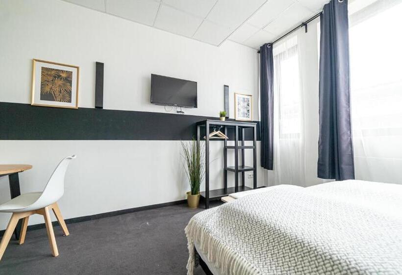 Full House Hotel Nürnberg   Shared Bath & Kitchen