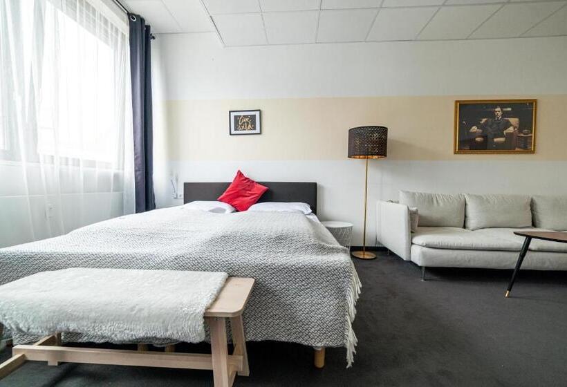 Full House Hotel Nürnberg   Shared Bath & Kitchen