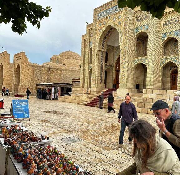 בית מלון כפרי Shahristan Plaza