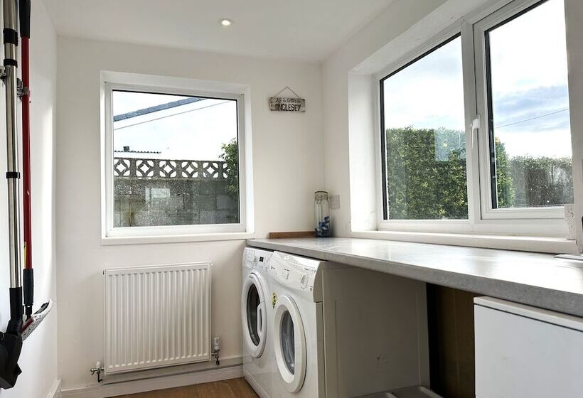 Residenssi 3 Bed House In Llanfaelog, Near Rhosneigr