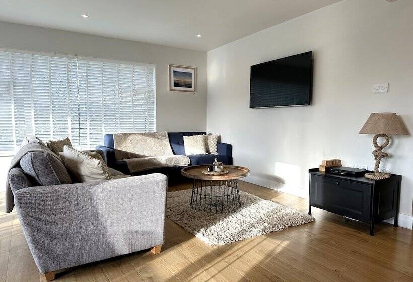 Residenssi 3 Bed House In Llanfaelog, Near Rhosneigr