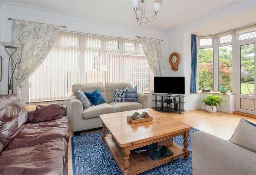 住所  Delightful Family Home