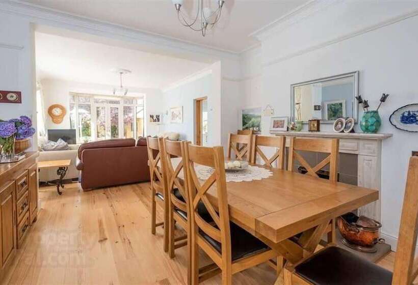 住所  Delightful Family Home