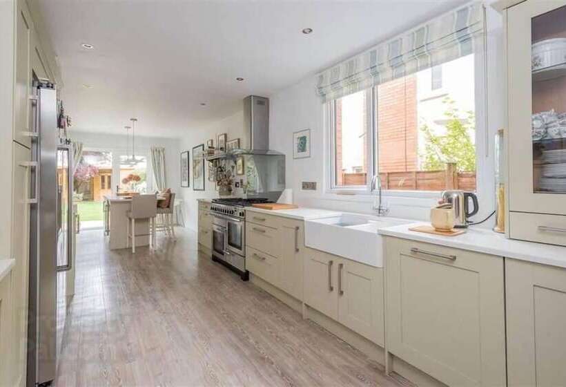 住所  Delightful Family Home