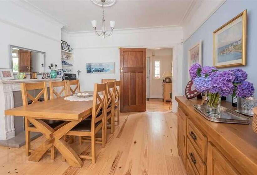 住所  Delightful Family Home