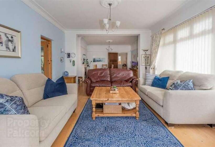 住所  Delightful Family Home