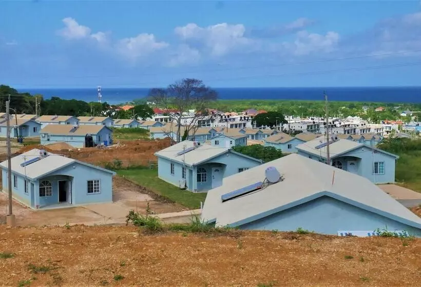 اقامتگاه Lux Sea View Camelot Village Discovery Bay