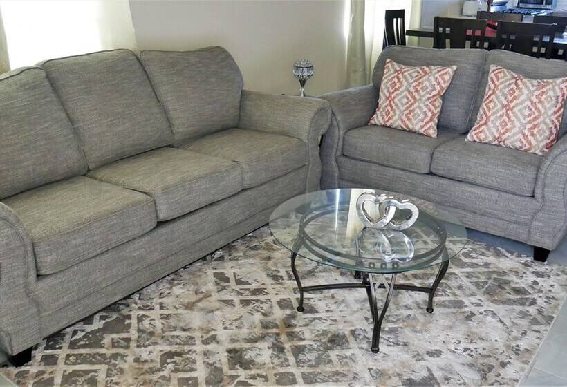 اقامتگاه Lux Sea View Camelot Village Discovery Bay