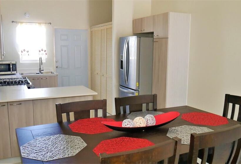 اقامتگاه Lux Sea View Camelot Village Discovery Bay