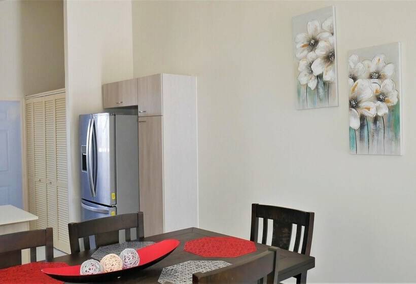 اقامتگاه Lux Sea View Camelot Village Discovery Bay