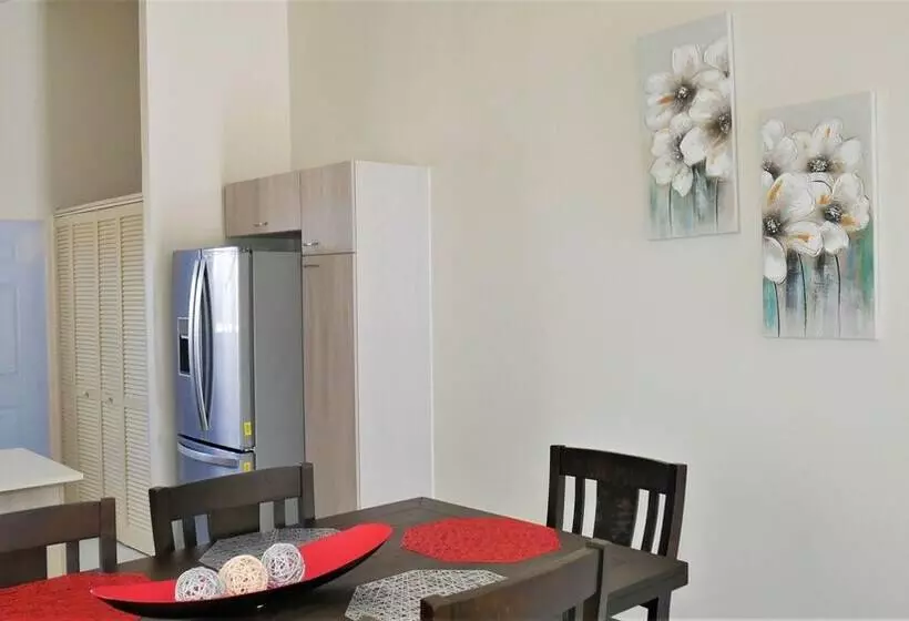 اقامتگاه Lux Sea View Camelot Village Discovery Bay