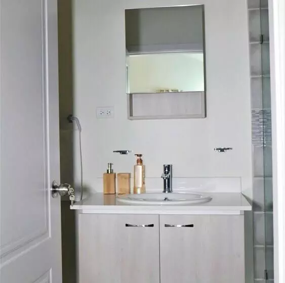 اقامتگاه Lux Sea View Camelot Village Discovery Bay