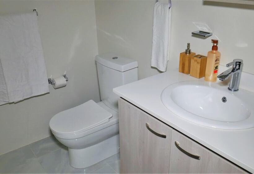 اقامتگاه Lux Sea View Camelot Village Discovery Bay