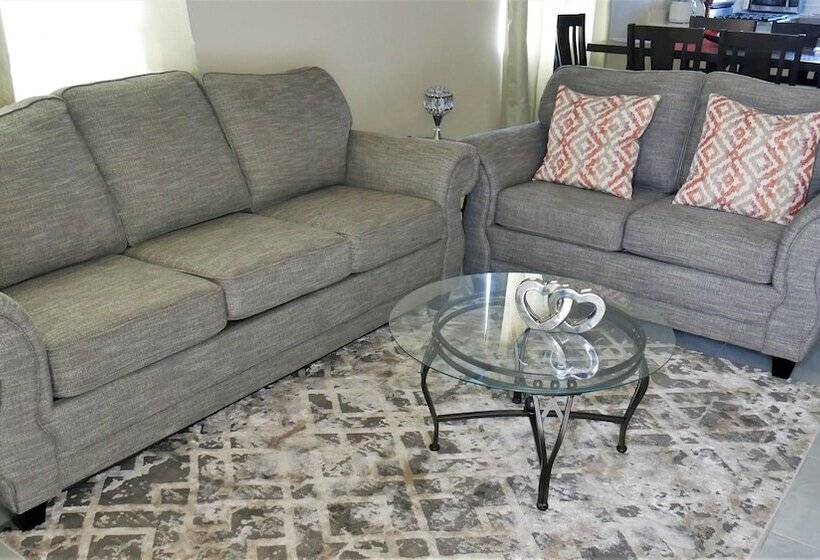 اقامتگاه Lux Sea View Camelot Village Discovery Bay