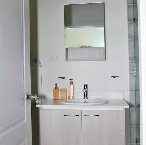 اقامتگاه Lux Sea View Camelot Village Discovery Bay