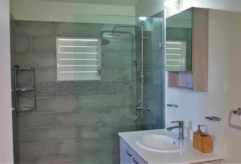 اقامتگاه Lux Sea View Camelot Village Discovery Bay