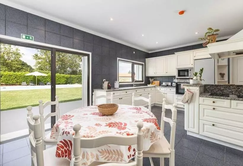 Residenssi Stunning 6 Bed House In Brito, Guimaraes