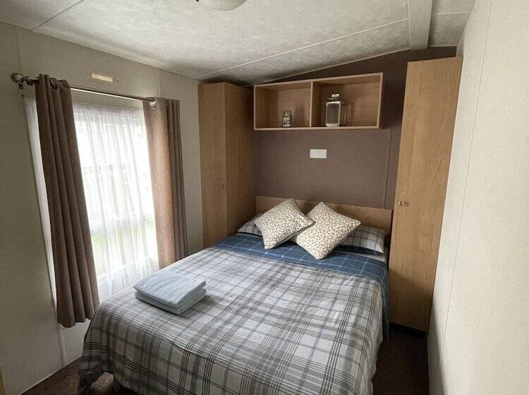 Impeccable 4 Bed Caravan In Clacton On Sea
