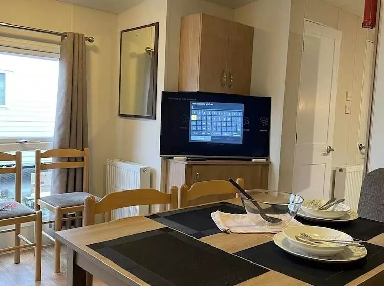 Impeccable 4 Bed Caravan In Clacton On Sea