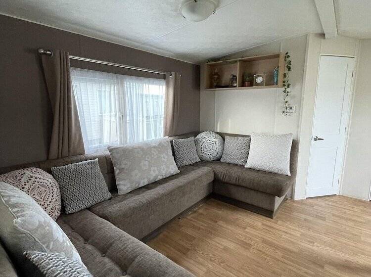 Impeccable 4 Bed Caravan In Clacton On Sea