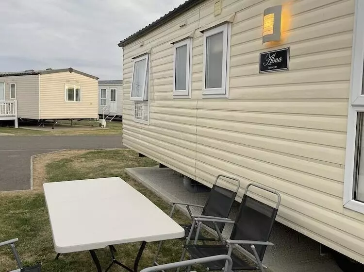 Impeccable 4 Bed Caravan In Clacton On Sea