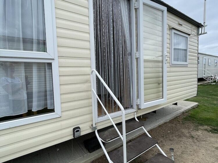 Impeccable 4 Bed Caravan In Clacton On Sea