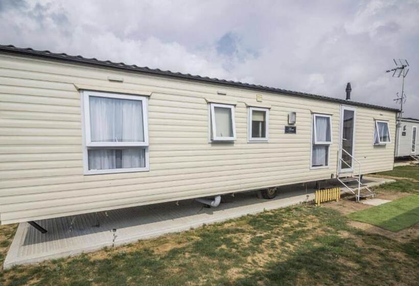 Impeccable 4 Bed Caravan In Clacton On Sea
