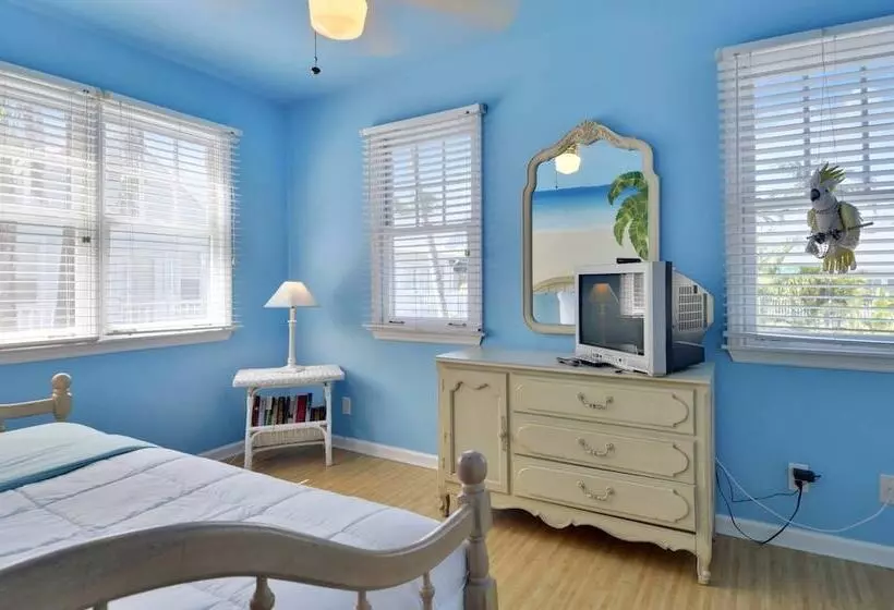 Linger Longer By Avantstay Key West Walkable Gated Community, Shared Pool Week Long Stays Only