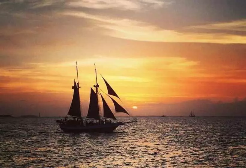 Linger Longer By Avantstay Key West Walkable Gated Community, Shared Pool Week Long Stays Only