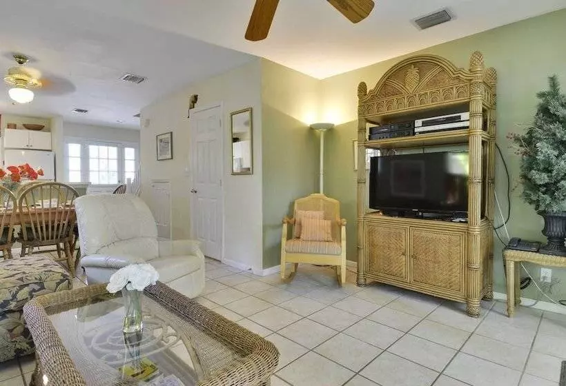 Linger Longer By Avantstay Key West Walkable Gated Community, Shared Pool Week Long Stays Only