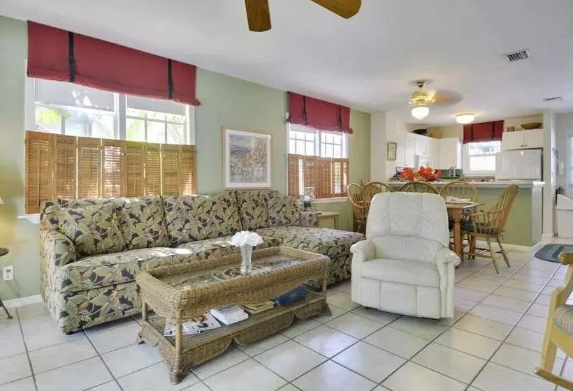 Linger Longer By Avantstay Key West Walkable Gated Community, Shared Pool Week Long Stays Only