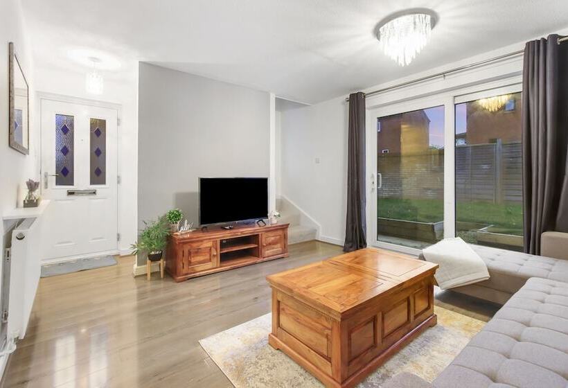 إقامة Inviting 2 Bed House In Milton Keynes   Netflix