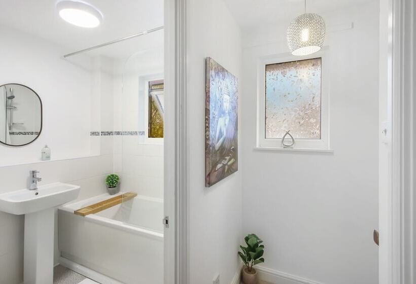 إقامة Inviting 2 Bed House In Milton Keynes   Netflix