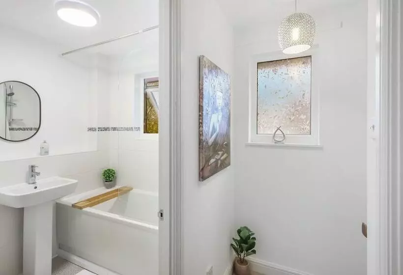 Residenssi Inviting 2 Bed House In Milton Keynes   Netflix