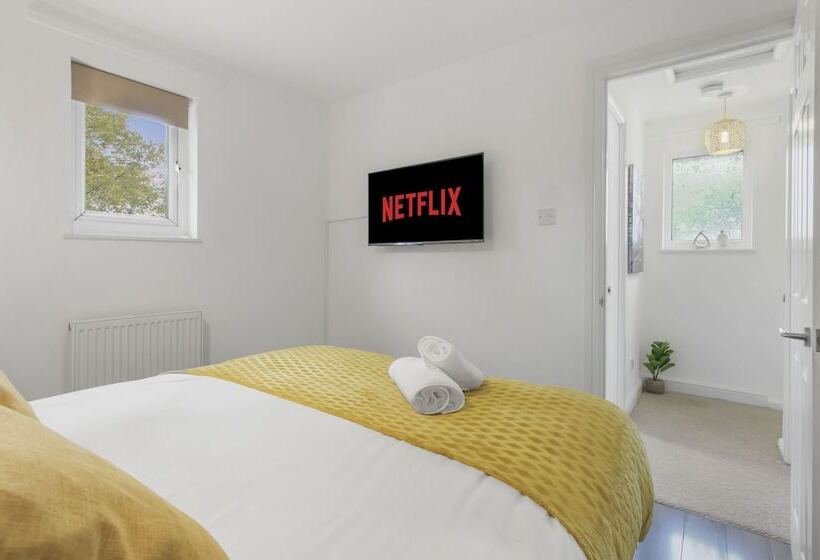 إقامة Inviting 2 Bed House In Milton Keynes   Netflix
