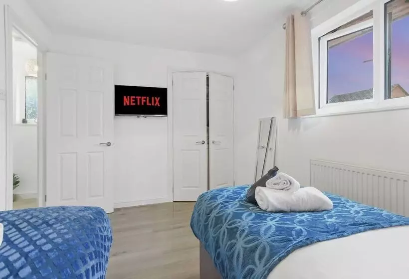Residenssi Inviting 2 Bed House In Milton Keynes   Netflix
