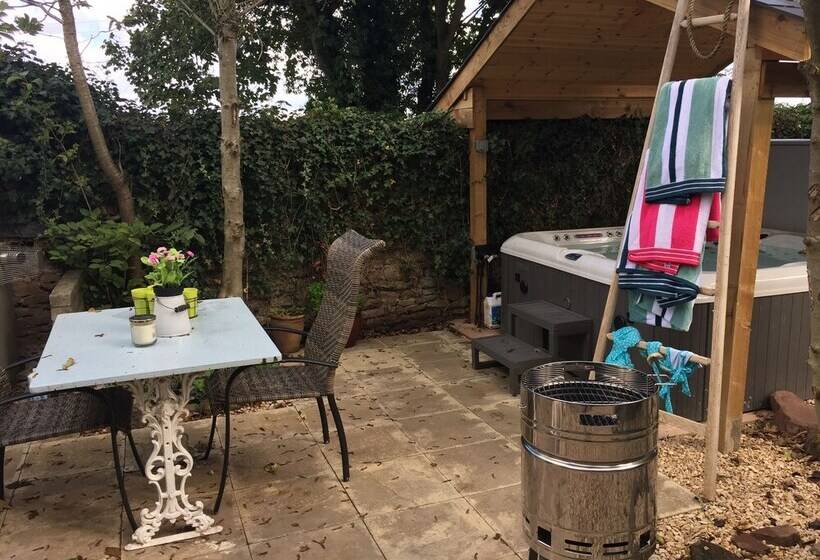 Stunning 1 Bed Cottage With Hot Tub In Ross On Wye