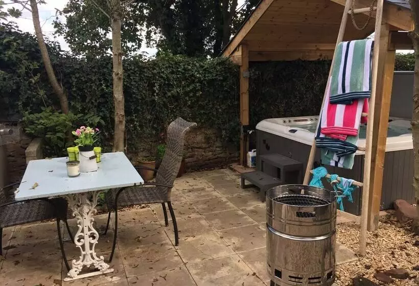 Stunning 1 Bed Cottage With Hot Tub In Ross On Wye