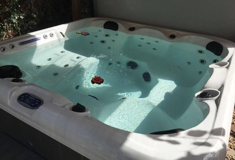 Stunning 1 Bed Cottage With Hot Tub In Ross On Wye