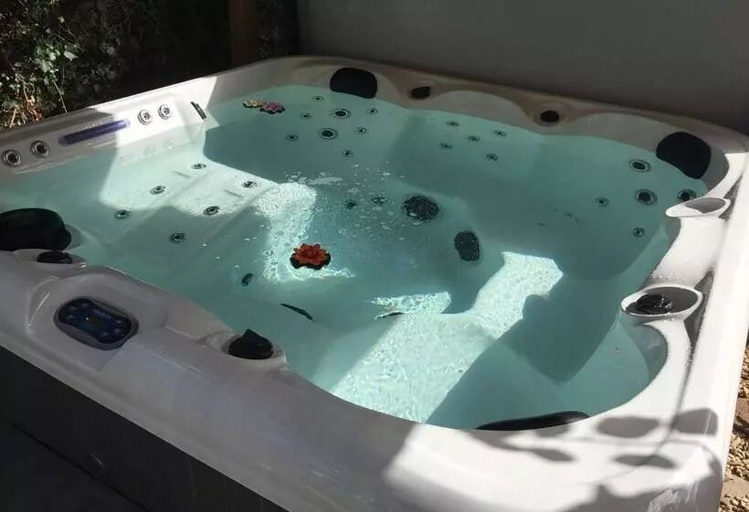 Stunning 1 Bed Cottage With Hot Tub In Ross On Wye