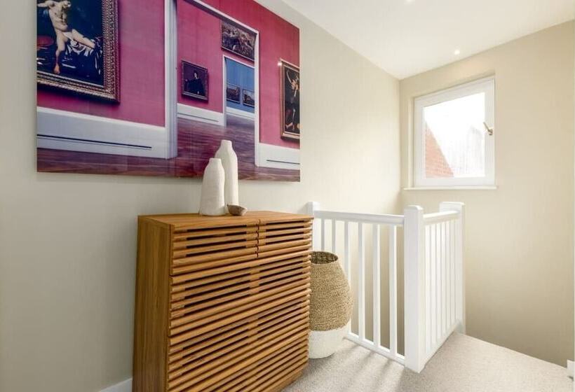 The Victorian House   Enticing 3bdr House With Garden