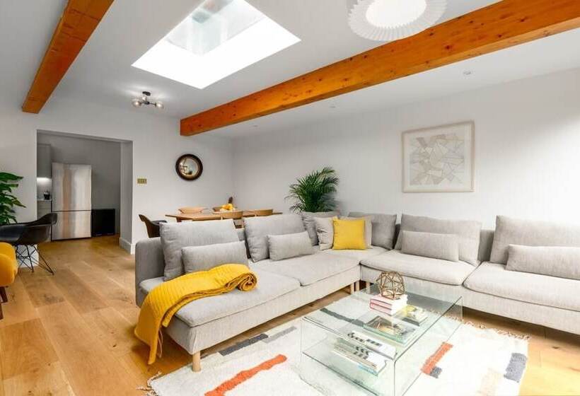 The Victorian House   Enticing 3bdr House With Garden