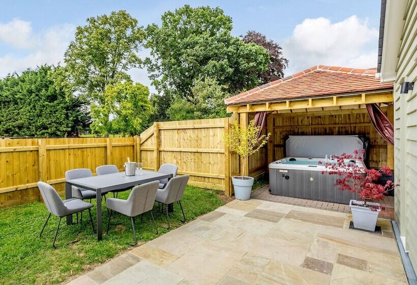 Toppesfield Hall Luxury Cottage With Hot Tub