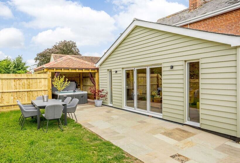 Toppesfield Hall Luxury Cottage With Hot Tub