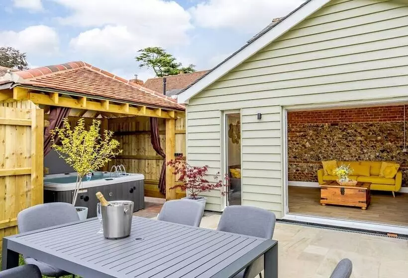 Toppesfield Hall Luxury Cottage With Hot Tub