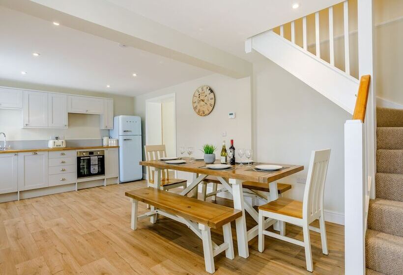 Toppesfield Hall Luxury Cottage With Hot Tub